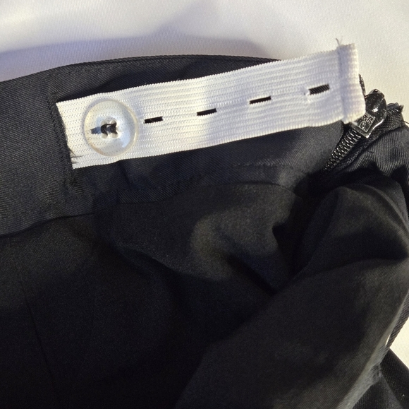 Greg Norman Black Golf Skort – Size 12, Adjustable Comfort Waist, Slash Pockets - Picture 4 of 8